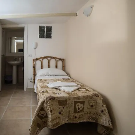Guest house To Live
